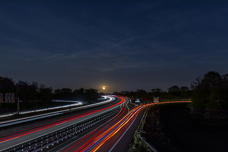 Mond und Sterne über der Autobahn