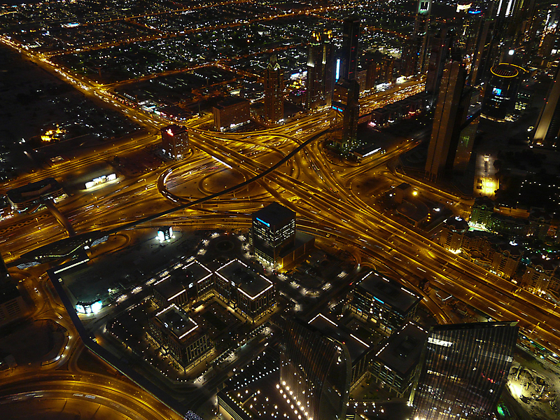 Abends vom Burj Khalifa auf die Sheikh Zayed Road