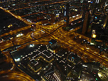 Abends vom Burj Khalifa auf die Sheikh Zayed Road