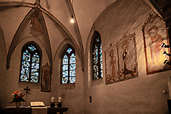 Wandbilder und Kirchenfenster