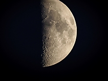 Der Mond am 25.07.23 gegen 22:00 Uhr